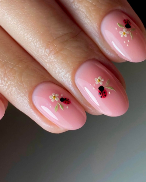 ladybug floral nails courtesy of emiliarosebeauty